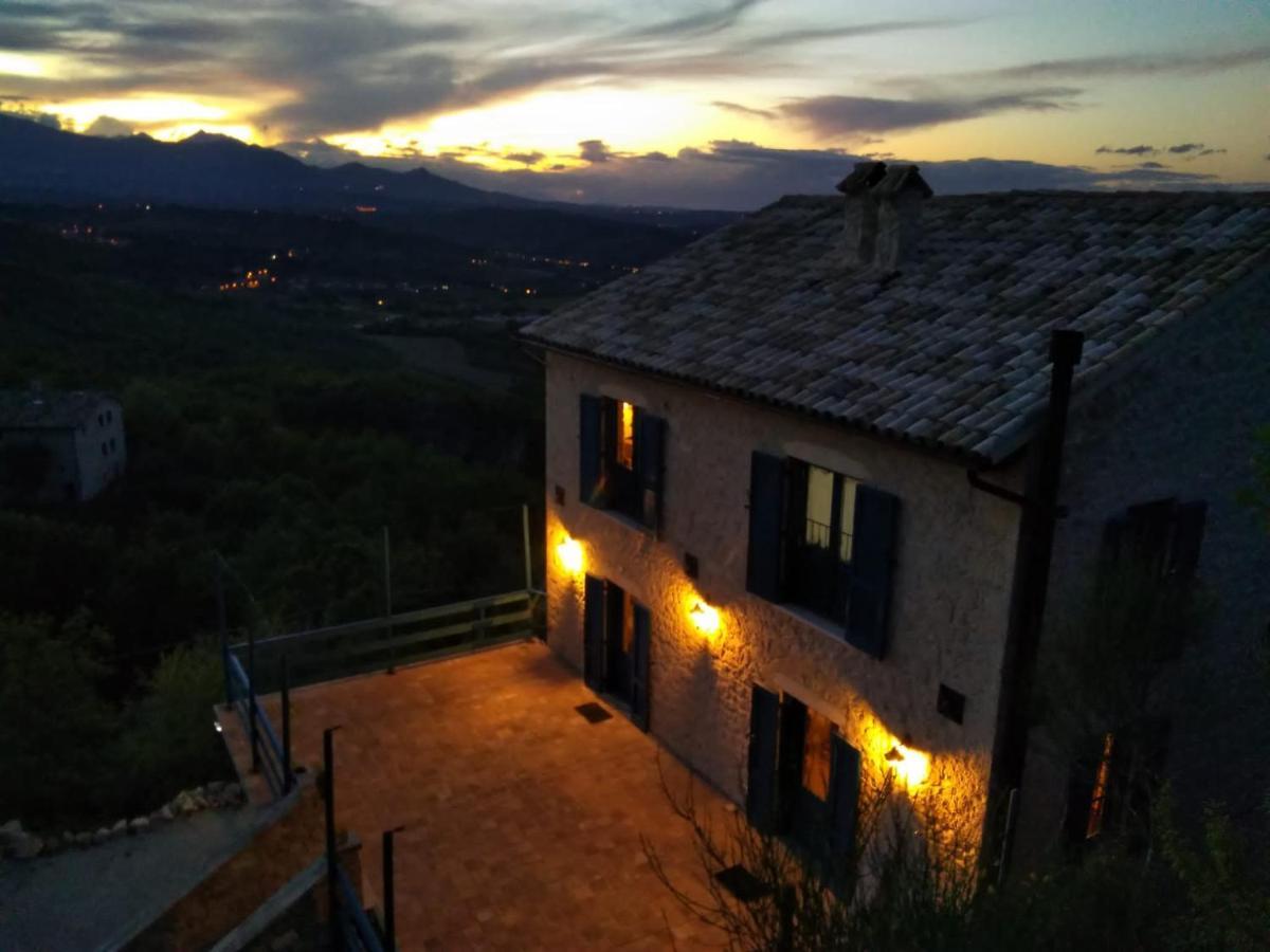La Casa Dalle Finestre Blu Abbateggio Exterior foto