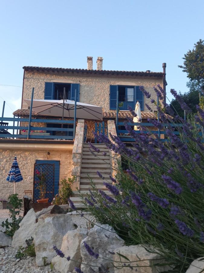 La Casa Dalle Finestre Blu Abbateggio Exterior foto
